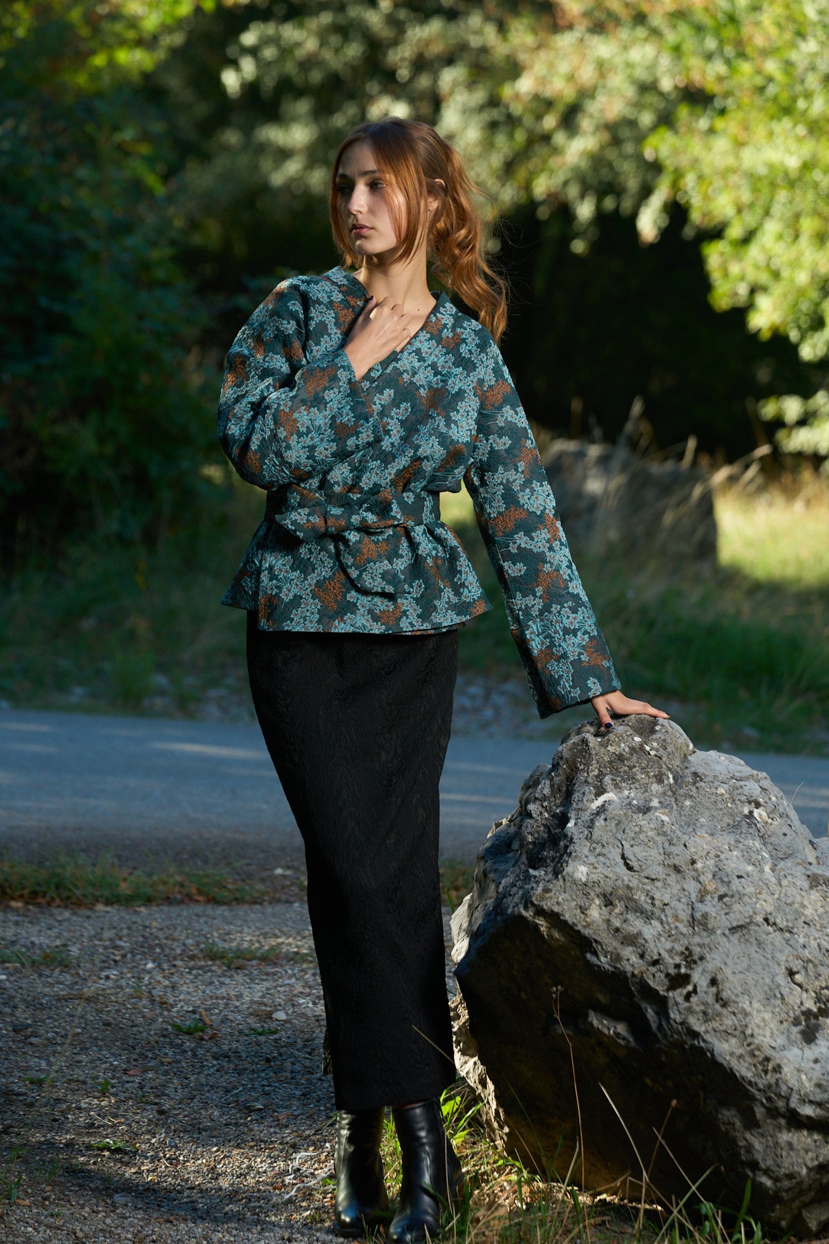 Kimono KINOKO jacquard vue d'ensemble avec jupe tube JUPI noire