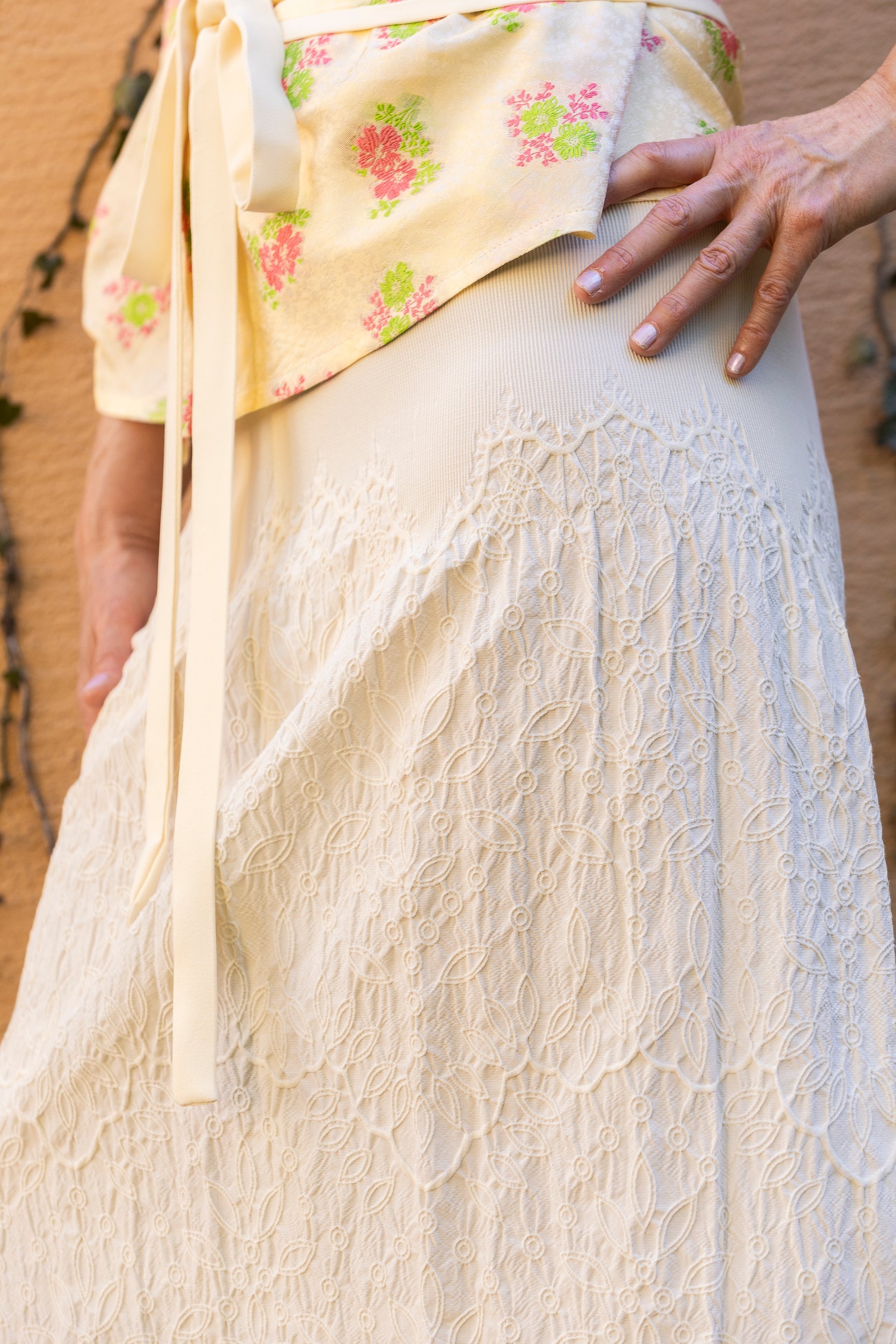 Détail smock et broderie - Jupe longue SUKATO Édition Été — Esprit jupon, broderie & smock - CATHERINE VALENTIN