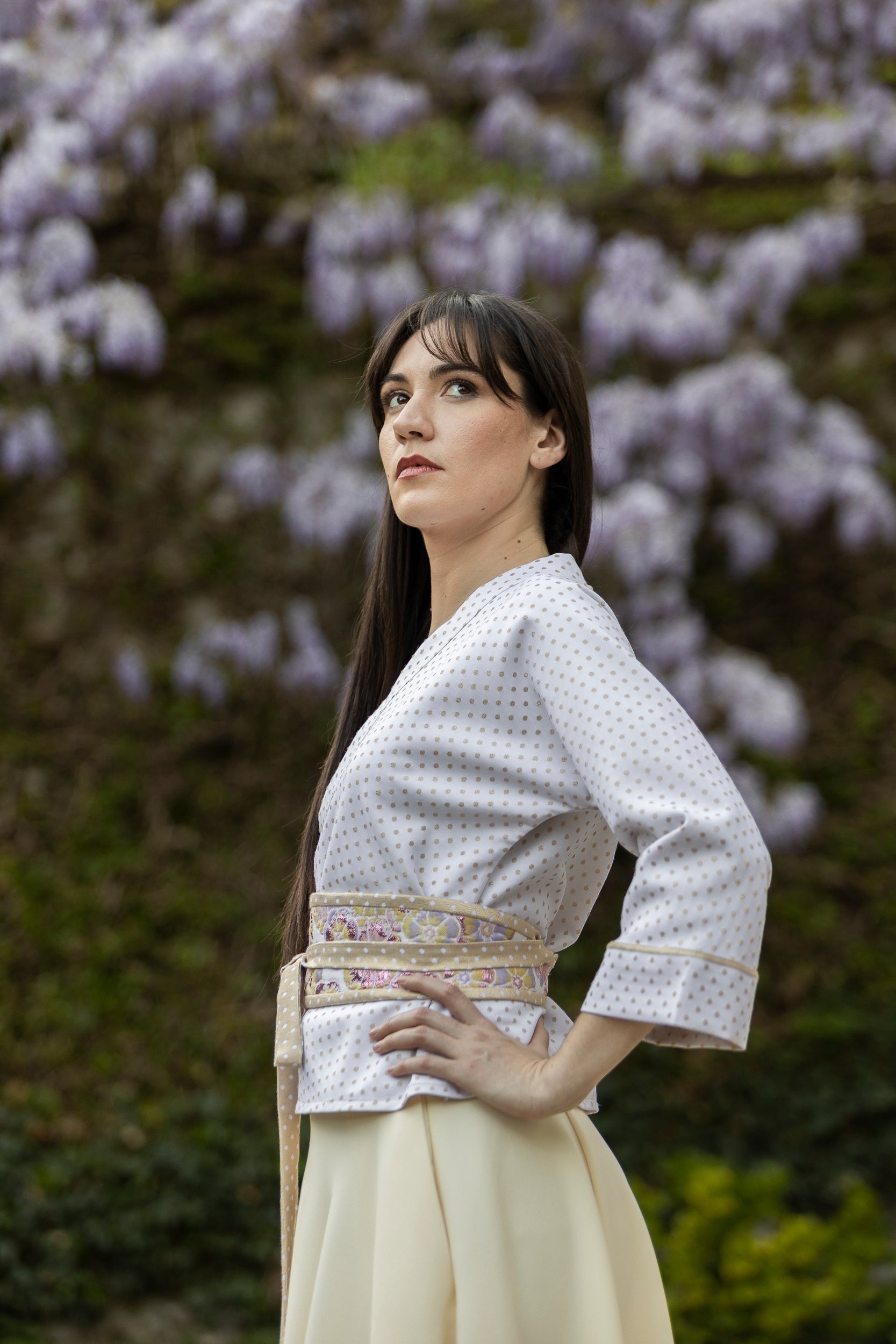 Kimono ENDO blanc/doré avec einture OBI large passepoil doré pois blanc