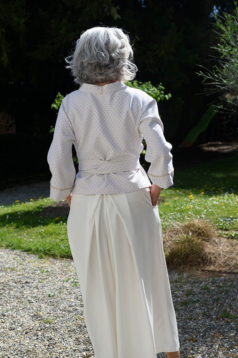 Kimono ENDO blanc/doré avec ceinture OBI simple blanc pois doré sur hakama HAKAMA KURO blanc