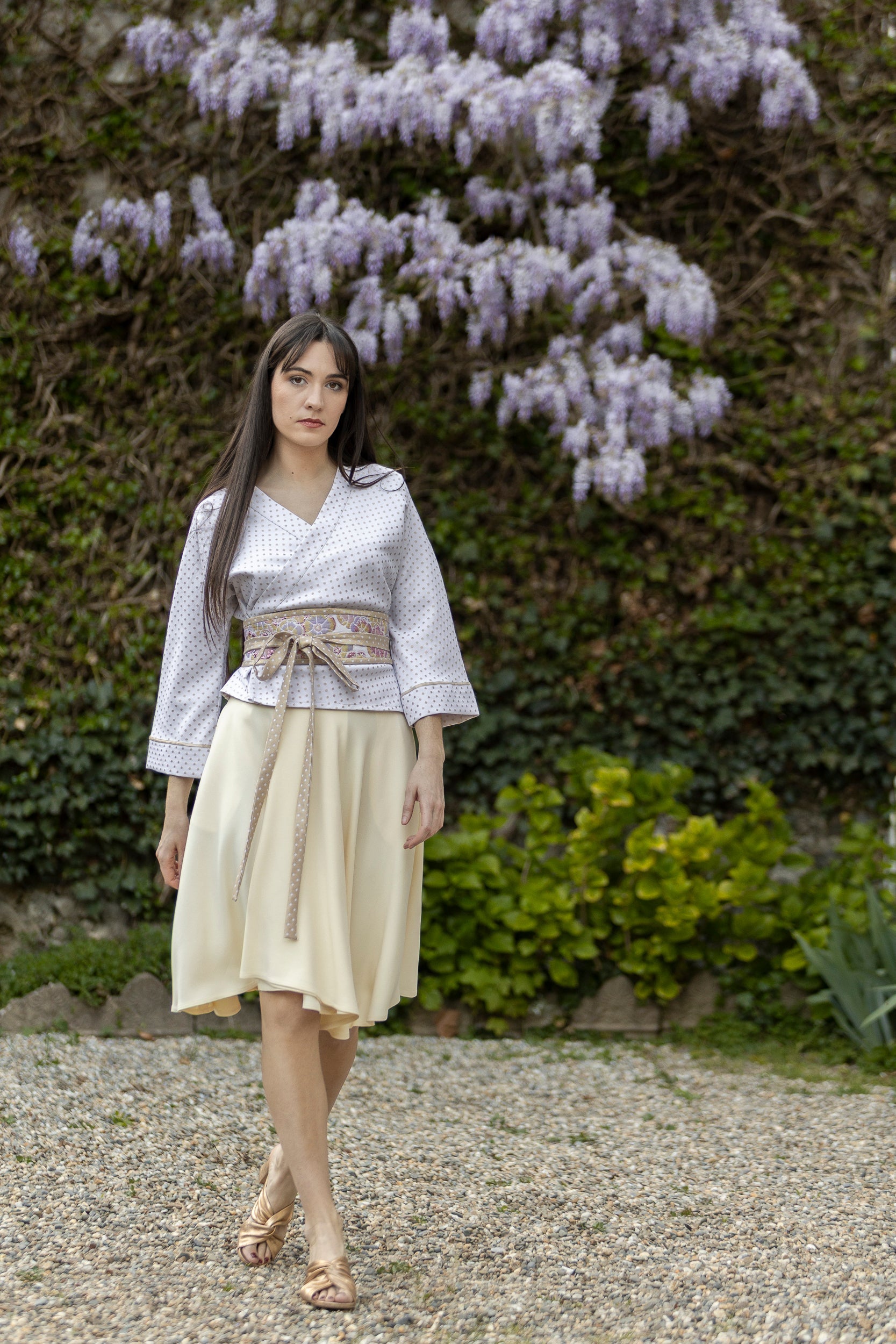 Kimono ENDO blanc/doré avec ceinture OBI large passepoil doré pois blanc sur jupe BANIRA plis devant
