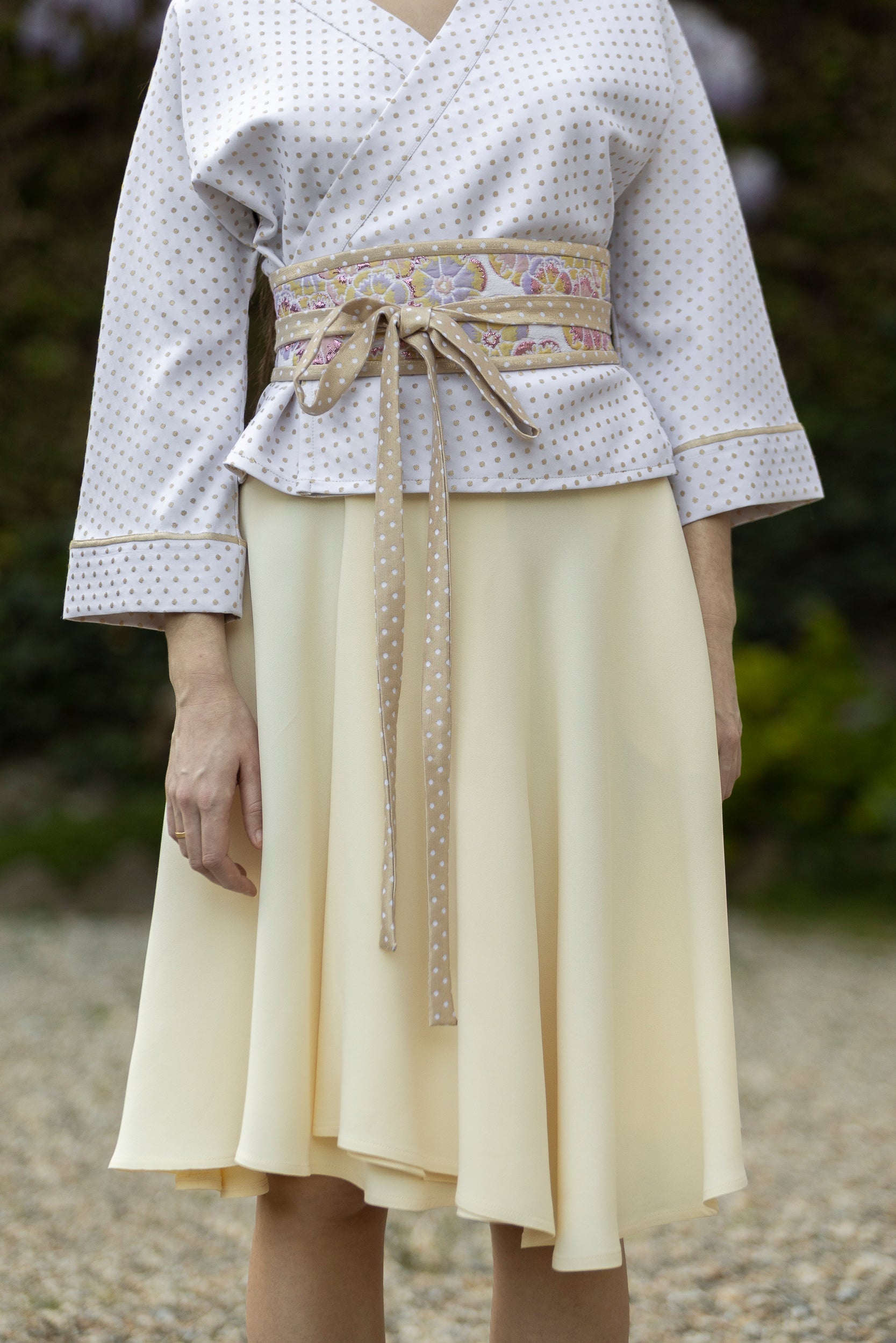 Kimono ENDO blanc/doré avec einture OBI large passepoil doré pois blanc