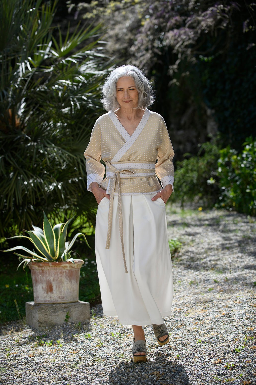Kimono ENDO blanc/doré à l'envers du kimono doré avec ceinture OBI large pois blanc passepoil doré sur pantalon KURO blanc