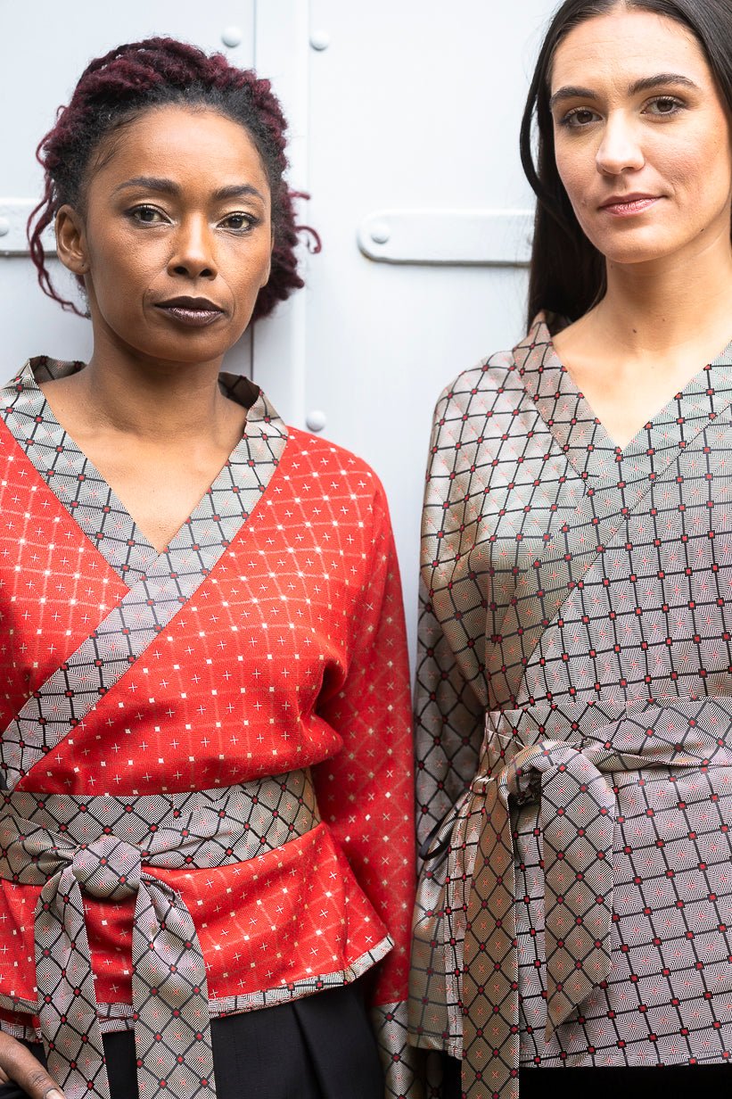 KIMONOS réversibles pour femmes CATHERINE VALENTIN coupe et couture artisanale en France avec des textiles jacquards exclusifs