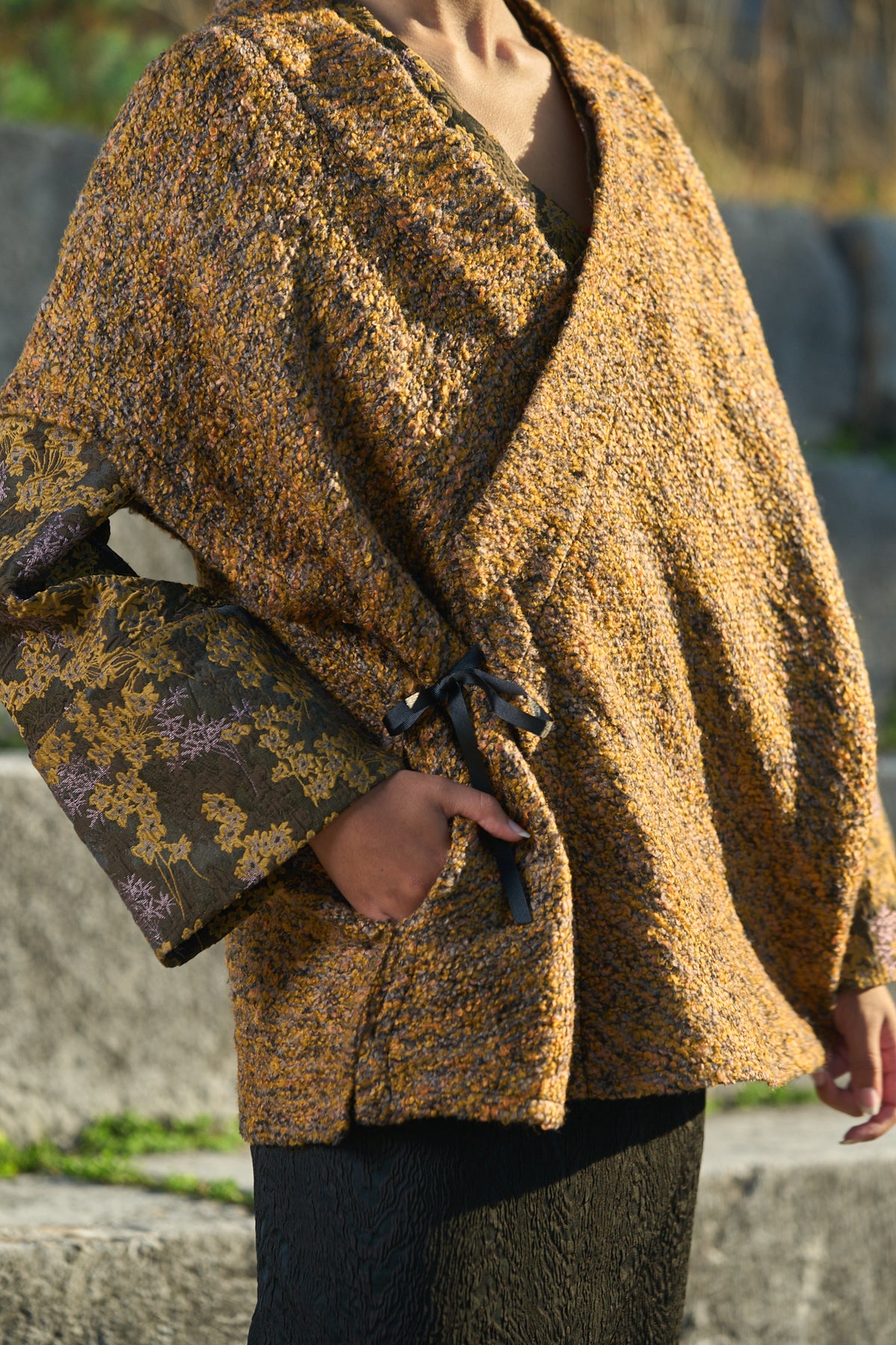 Vue profil du kimono avec liens de fermeture