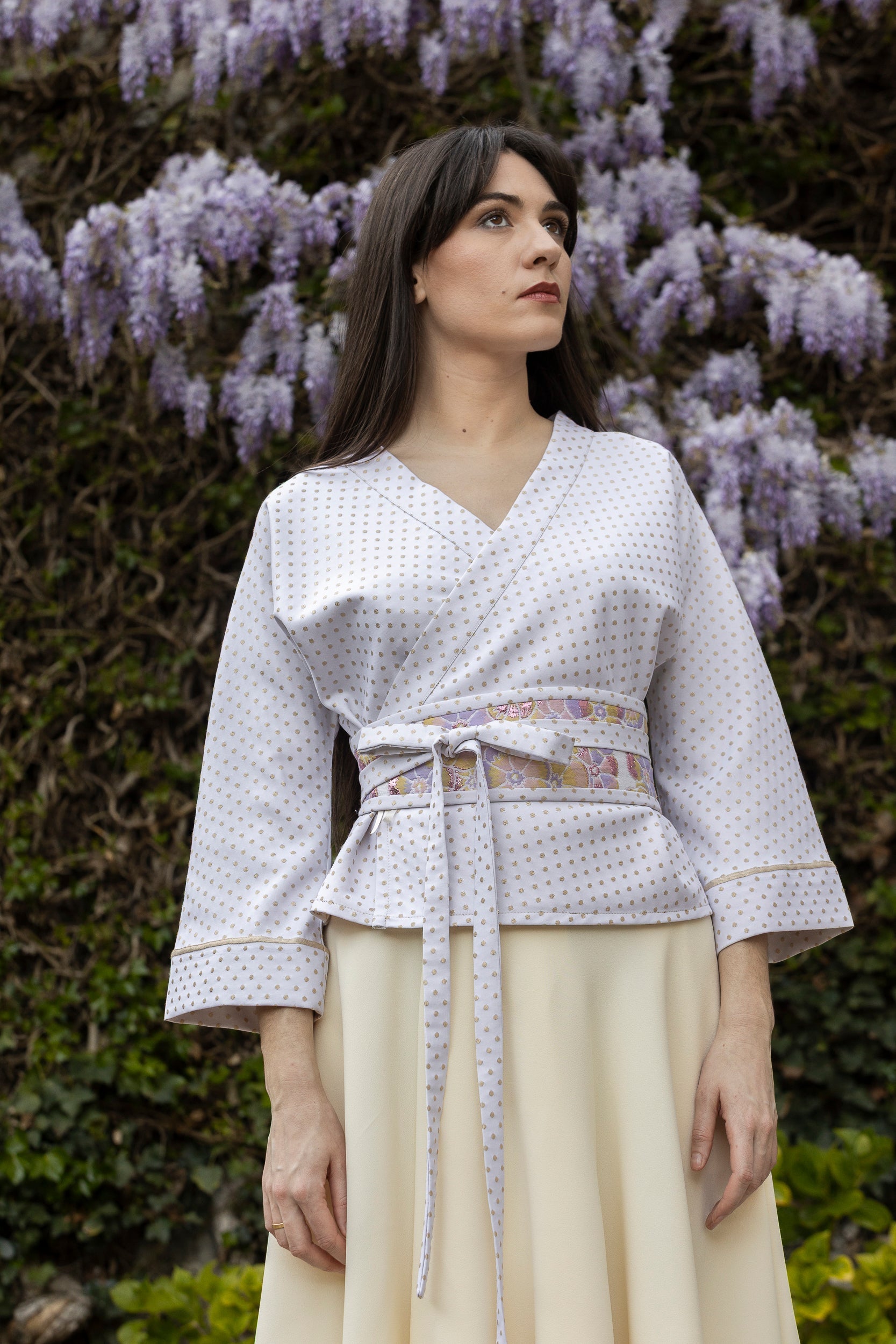 Kimono ENDO blanc/doré avec Ceinture OBI large fleuri passepoil blanc pois doré