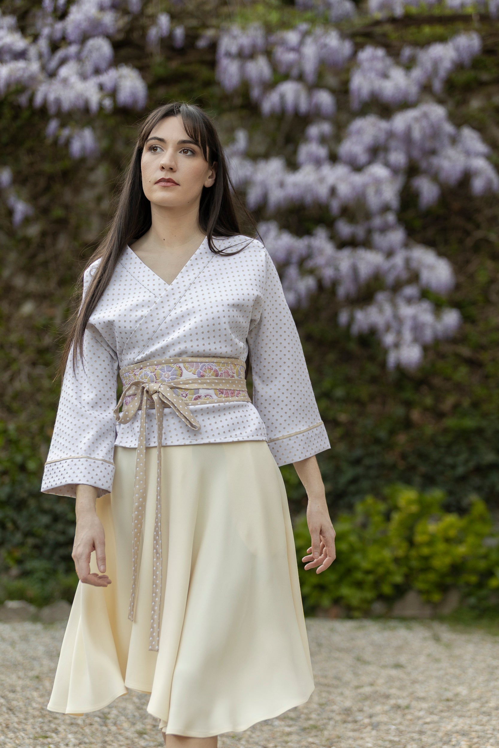 Kimono ENDO blanc/doré avec einture OBI large passepoil doré pois blanc