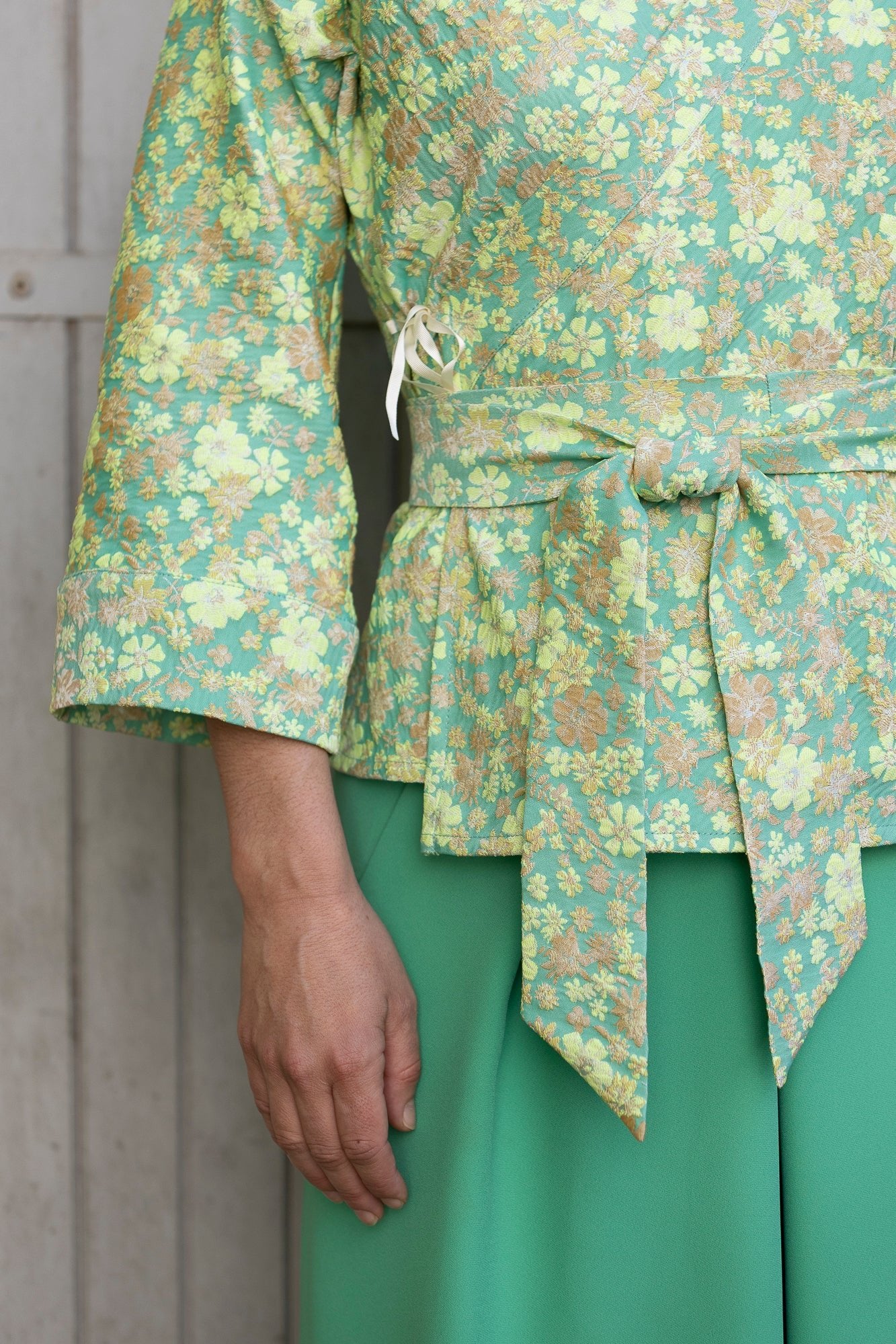 Détail motif floral japonisant jacquard haute densité façon brocart vert — Catherine Valentin
