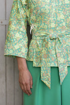 Détail motif floral japonisant jacquard haute densité façon brocart vert — Catherine Valentin
