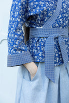 Kimono TSUBAME bleu/blanc et pantalon hakama bleu DENIMI - ceinture OBI - CATHERINE VALENTIN