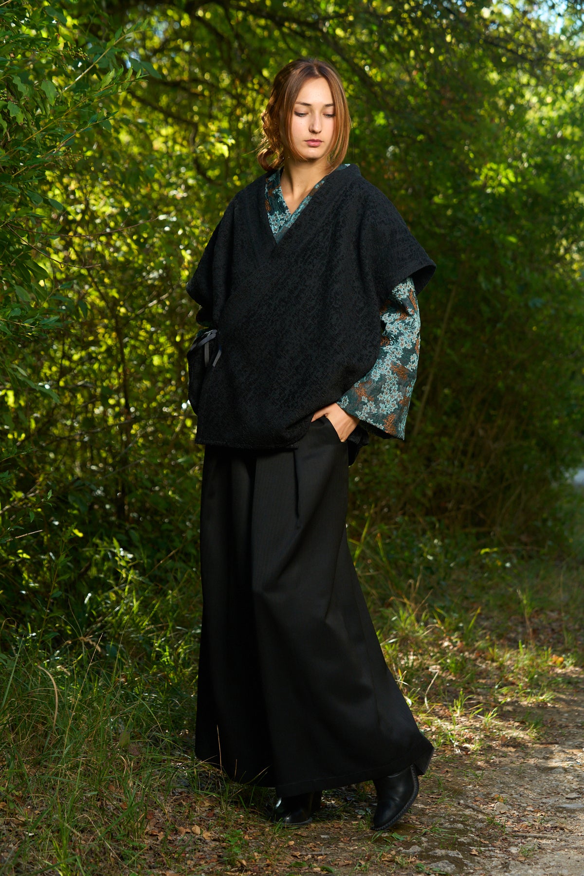 Kimono yuttARI sur pantalon hakama KURO noir